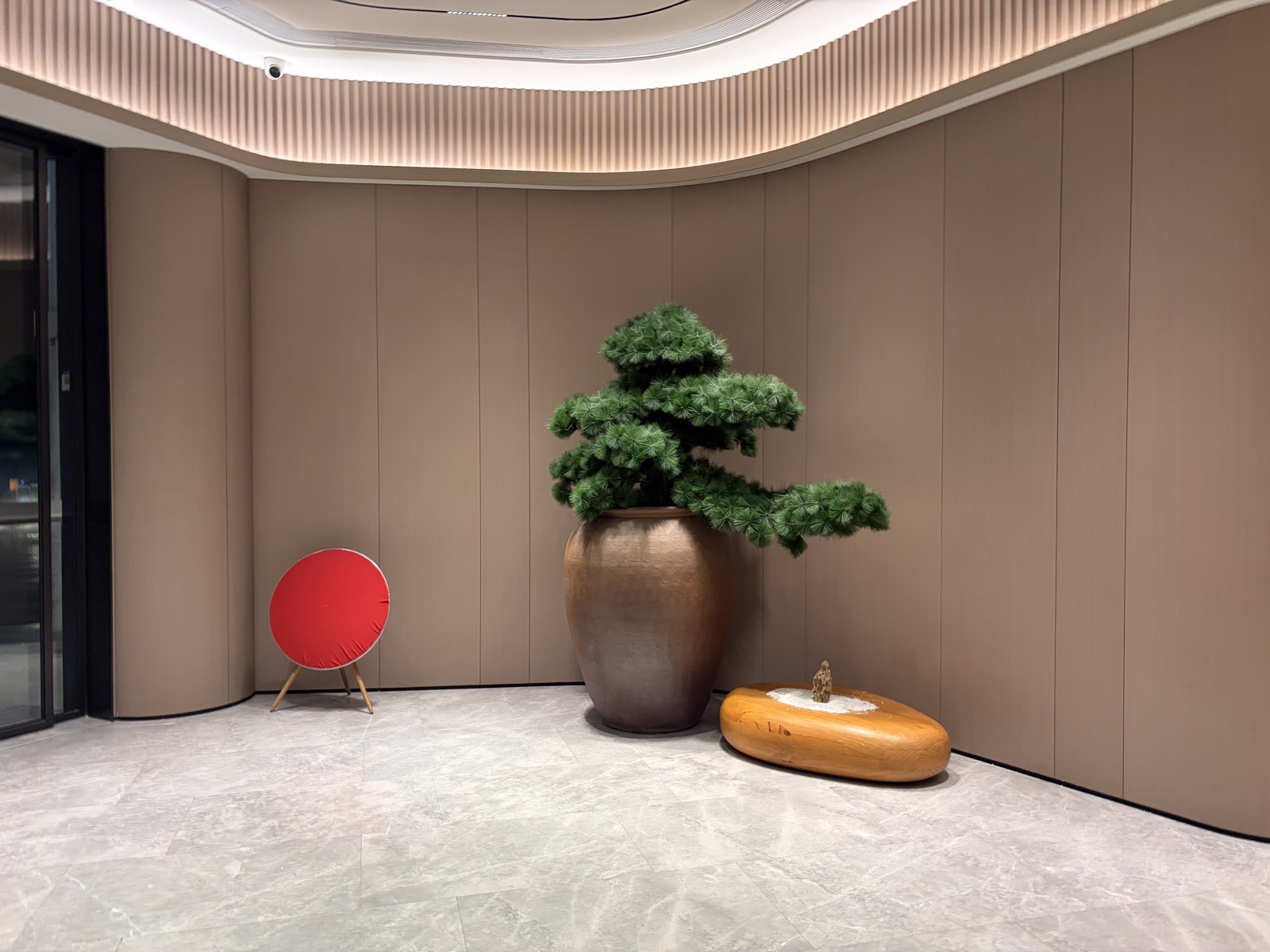 깔끔하고 모던한 Ji Hotel 로비 전경. 일본 체인인 줄 알았는데 중국 체인이었다.