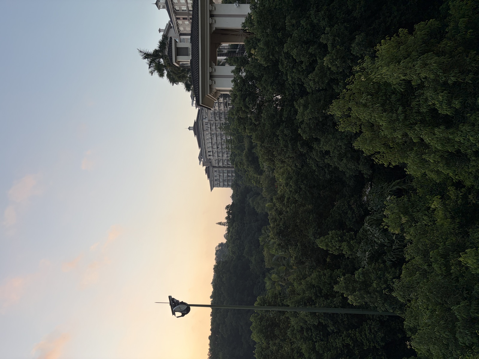 산에 둘러싸인 미션힐스 리조트 전경. 넓고 쾌적한 느낌이 든다.